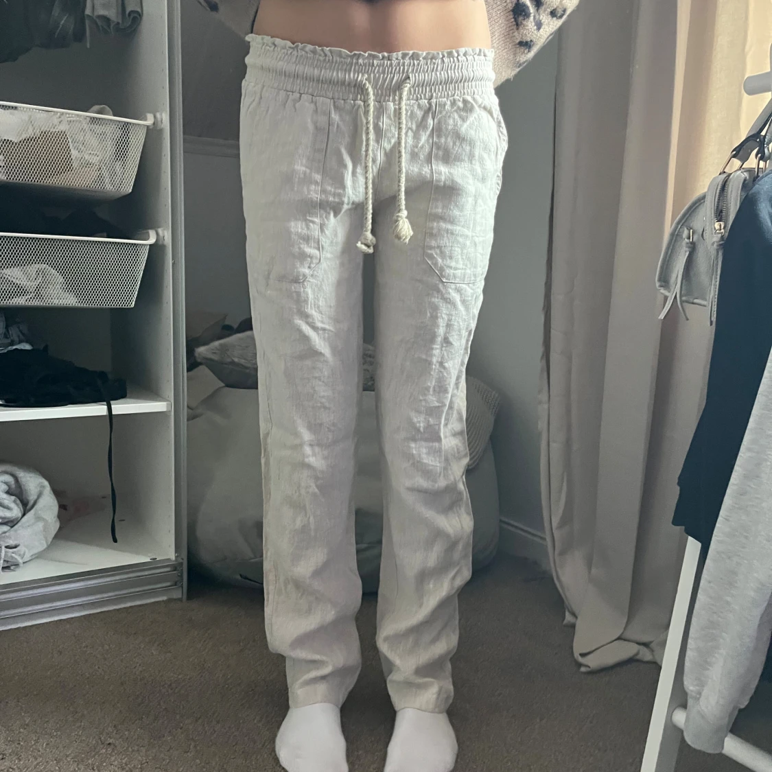 Linnebyxor med snörning i ljusbeige