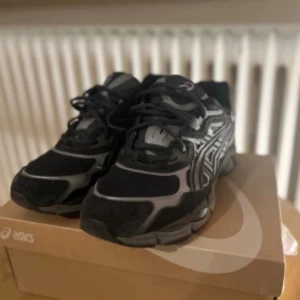 Asics Gel-Nyc Sneakers storlek 42,5 - Ett par Asics Gel-Nyc Sneakers storlek 42,5 använd fåtal gånger. Super bra skick. skorna är köpta från fyndiq.