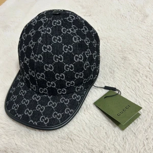 Svart Gucci Keps - Säljer denna oanvända kepsen. Har fixat formen på den och den har inga konstigheter. För mer bilder eller frågor så är det bara att skriva☺️