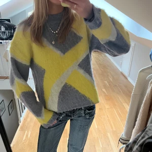 Cool stickad tröja - Sååå snygg stickad tröja❣️ storlek M men sitter som en S! 