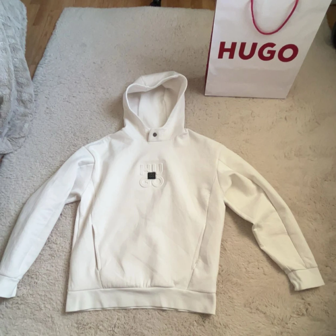 Vit hoodie från HUGO med logga
