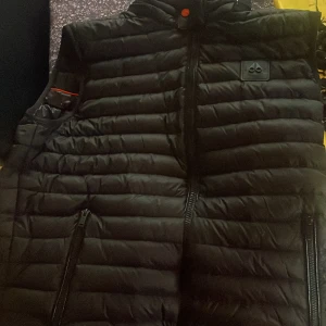 Moose Knuckles väst - Säljer denna Moose Knuckles Väst helt ny använd bara några enstaka gånger 