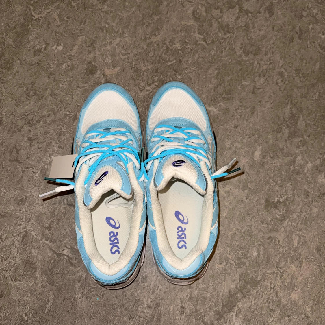 ASICS sneakers i ljusblått och vitt - 3