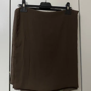 Brun hijab/slöja - Hijab/slöja från Shein som ni ser har den fått lite småa skada och fläckar. Ni kanske kan få bort på nåt sätt den lila flaskan. Längden/höjden är 172cm och bredden är 72cm om ni undrar! 💕💕