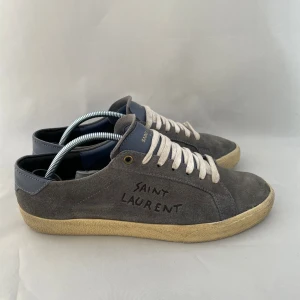 Blå Saint Laurent skor  - Säljer nu mina snygga Blå Saint Laurent skor, skriv för fler bilder/frågor🙌🏼