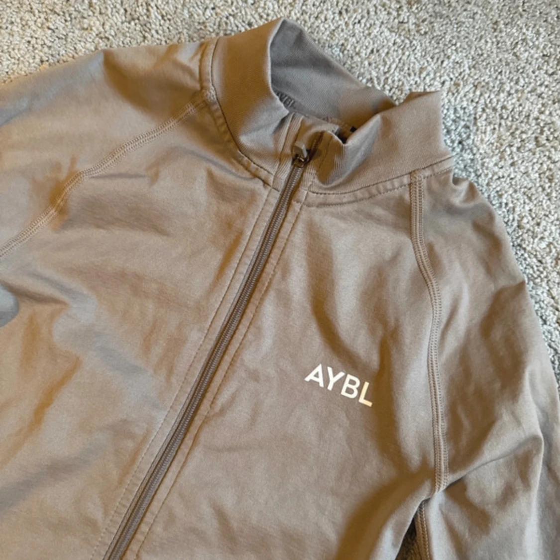 Beige träningsjacka från AYBL XS - 1