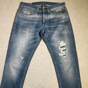 Dondup jeans  - Snygga jeans från märket dondup. Modellen heter george och passar riktigt bra till allt skulle jag säga. Nypris ligger på cirka 3499 kr! Skriv för frågor! Storlek 33