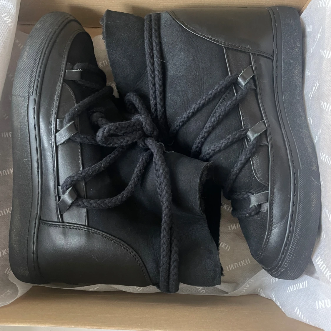 Svarta Inuikii boots med snörning - 1