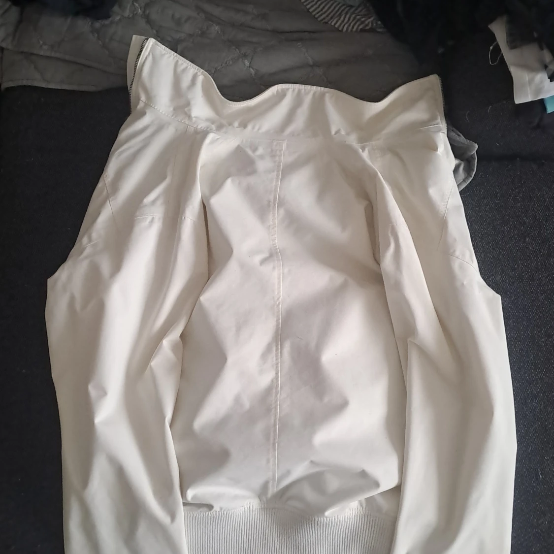 Vit bomberjacka från Peak Performance - 4