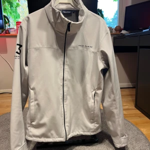 Race marine jacka  - En höstjacka från Race marine i storlek L men passar även M. Jackan är endast använd ett fåtal gånger och är i mycket bra skick.  Jackan är vit/grå färg.