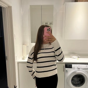 H&M stickad tröja - Superfin svart-vit stickad tröja från H&M. Den är bara använd någon gång och är i väldigt bra skick. Säljer för att den inte kommer till användning.