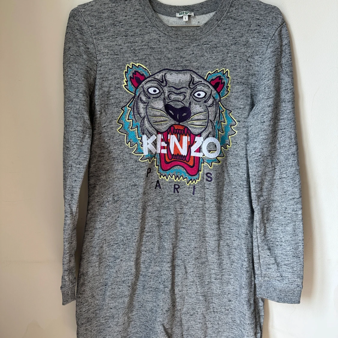 Grå sweatshirt klänning med tiger från Kenzo