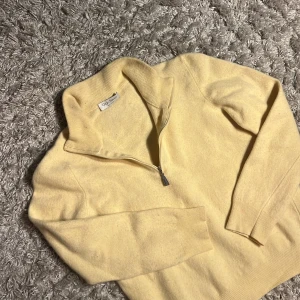 Gran Sasso half zip - Säljer denna riktigt snygga Gran Sasso half zippen. Den är i storlek XS/XXS. Okej skick, lappen där bak har lossnat på ena sidan, rosa fläck på ärmen. Care tags bortklippta men känns som någon typ av ull antagligen virgine wool men kan också vara något annat. Bara att skriva över frågor och funderingar.