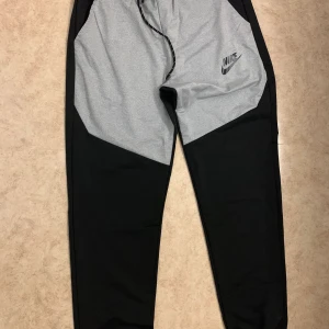 svart och grå nike tech för sport - Den känns kön och den är gjorda för sport. Själen den på grund av att den inte passade så bra i mig.