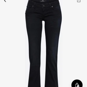 LTB svart bootcut jeans  - I storlek 26/34, passar mig som är 175 lång, lnga defekter, i färgen nattblå, skriv för fler bilder!
