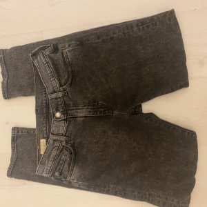 Levis 511 mörkgråa jeans - Säljer ett par mörkgråa Levis 511 jeans med klassisk femficksdesign och snyggt tvättad finish. Jeansen har normal passform och raka ben, tillverkade i slitstarkt jeanstyg. Perfekta för dig som gillar en stilren och tidlös look. Storlek W30 L32