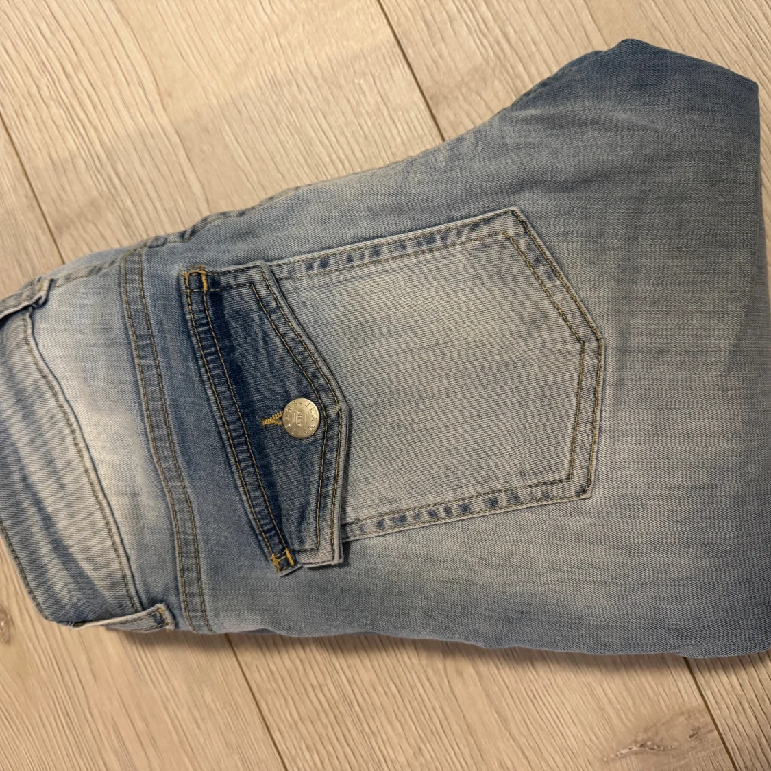 Ljusblå bootcut jeans med slitningar - 1