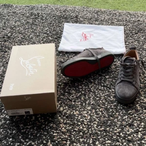 Christian Louboutin  - Nästintill oanvända Loubs , använda ett par gånger. Hör av er vid intresse. Kan gå ner någon hundralapp vid snabb köp