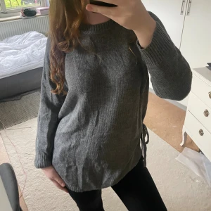 Mörk från stickad tröja  - Jätte fin tröja från HM i storlek M! Säljer den då den inte kommer till användning! Köp gärna med Instabox då jag skickar fortast där ❤️ hör gärna av dig om du undrar något 😊
