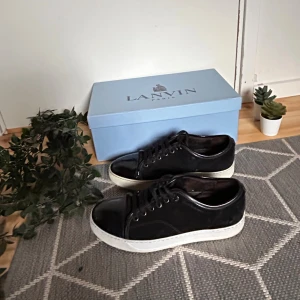 Svarta sneakers från Lanvin - säljer mina riktigt feta lanvins i strl 40 men som passar 41, själv hade jag 41 och de passade bra. riktigt bra skick. tveka inte på att höra av er vid prisförslag eller frågor. mvh karl