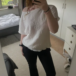 Vit blus  - Helt ny blus från lager 157! Säljer den då den inte har användts ❤️ hör gärna av dig om du undrar något och köp helst med Instabox då jag skickar snabbast där 😊 (ny pris 100 kr)