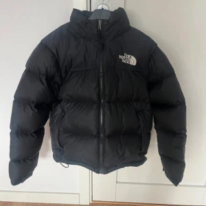 Svart dunjacka från The North Face - Säljer en svart dunjacka från The North Face i storlek M. I fint skick. Den är tvättad och torktumlad enligt råd.