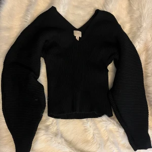 Svart tröja - En jättefin svart tjocktröja som passar både till sommar och vinter. Endast använd 1 gång och är i mycket fint skick. Pris kan diskuteras!