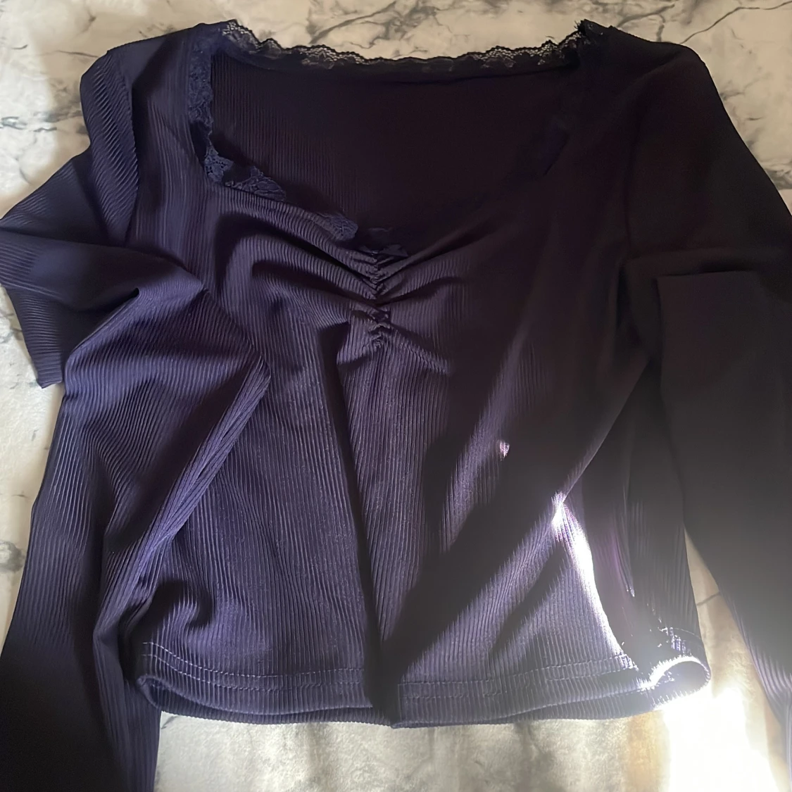 Mörklila ribbad långärmad topp