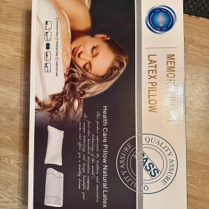 Memory Latex Pillow kudde  - Kudden är designad för att ge komfort och stöd under sömnen, med naturligt latexmaterial och ergonomisk form. Perfekt för dig som vill ha bättre sömnkvalitet och hälsofördelar.