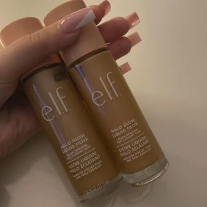 e.l.f. Halo Glow Liquid Filter duo - Två flaskor e.l.f. Halo Glow Liquid Filter i nyanserna 2 Fair/Light och 3.5 Medium. Flytande formula i glasflaska med persikofärgat lock. Ger glow och lyster till huden, perfekt för en fräsch bas. Innehåller 31,5 ml per flaska. 100 styck
