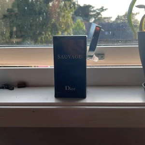  Savage Dior 100ml - Fick denna perfym när jag fyllde 13 år men har aldrig perfym på mig. Har sprutat med den 1 gång så den är nästan helt ny