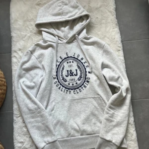 Jack and jones hoodie - Skitsnygg och skön jack and jones hoodie. Storlek S. Nyskick endast använd 2 gånger. Fraktar samma dag. FRI FRAKT!