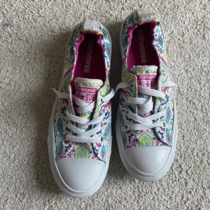 Converse skor - Säljer ett par snygga unika låga Coverse skor i storlek 37,5, de är helt nya men utan prislapp kvar