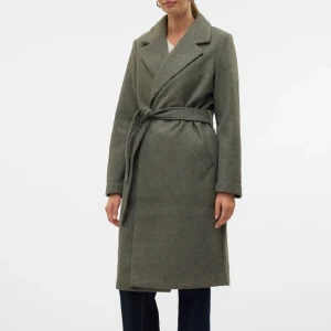 Lång Kappa - Köpt från Vero Moda ! Jätte fin och använd några gånger men inga skador 
