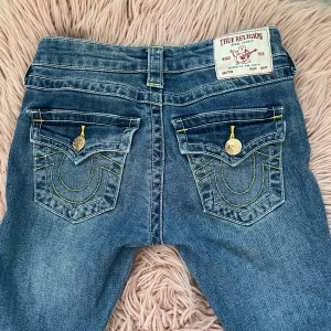 True Religion Joey Low Rise Flare Jeans - Säljer ett par blå True Religion Joey jeans med låg midja och flare/bootcut. De är nästan helt nya