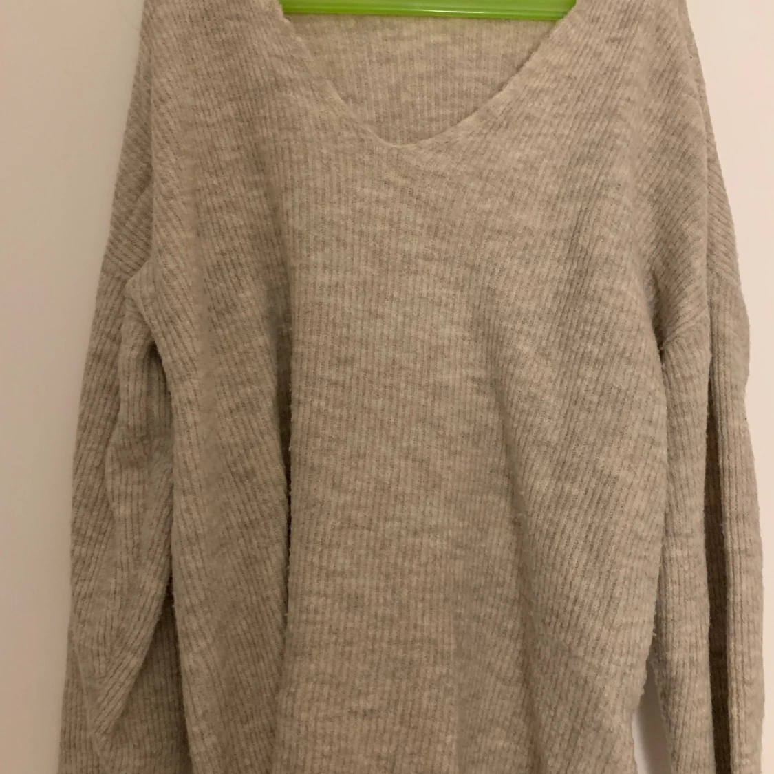 Beige ribbad stickad tröja v-ringad - 3