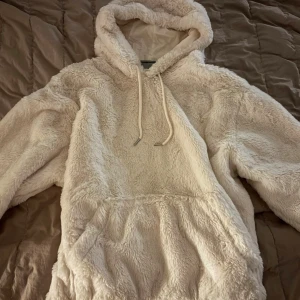 Mysig hoodie - • Suuuper skön och varm hoodie köpt från asos • Min go-to på vintern men har tyvärr inte plats att ha kvar den 🥲 • Storlek XS men är väldigt oversize! 💞