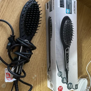 SilverCrest värmeborste svart - Elektrisk värmeborste från SilverCrest i svart med keramisk beläggning. Borsten har digital display och flera värmeinställningar, perfekt för att styla och räta ut håret snabbt. Ergonomisk design och lång sladd för smidig användning.