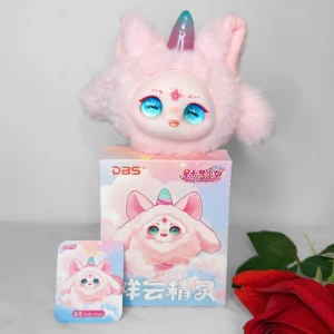 Lucky Sprites 🩷 - ’Fluffy Flower’ från Lucky Sprites Blind Box! 🦄☁️I oanvänt skick, endast öppnat för att se vilken figur det blev. Har sedan stoppat tillbaka den och nu tagit ut den igen för bildernas skull. Utöver figuren medföljer även tillhörande låda, påse samt namnkort! Köp nu 💌