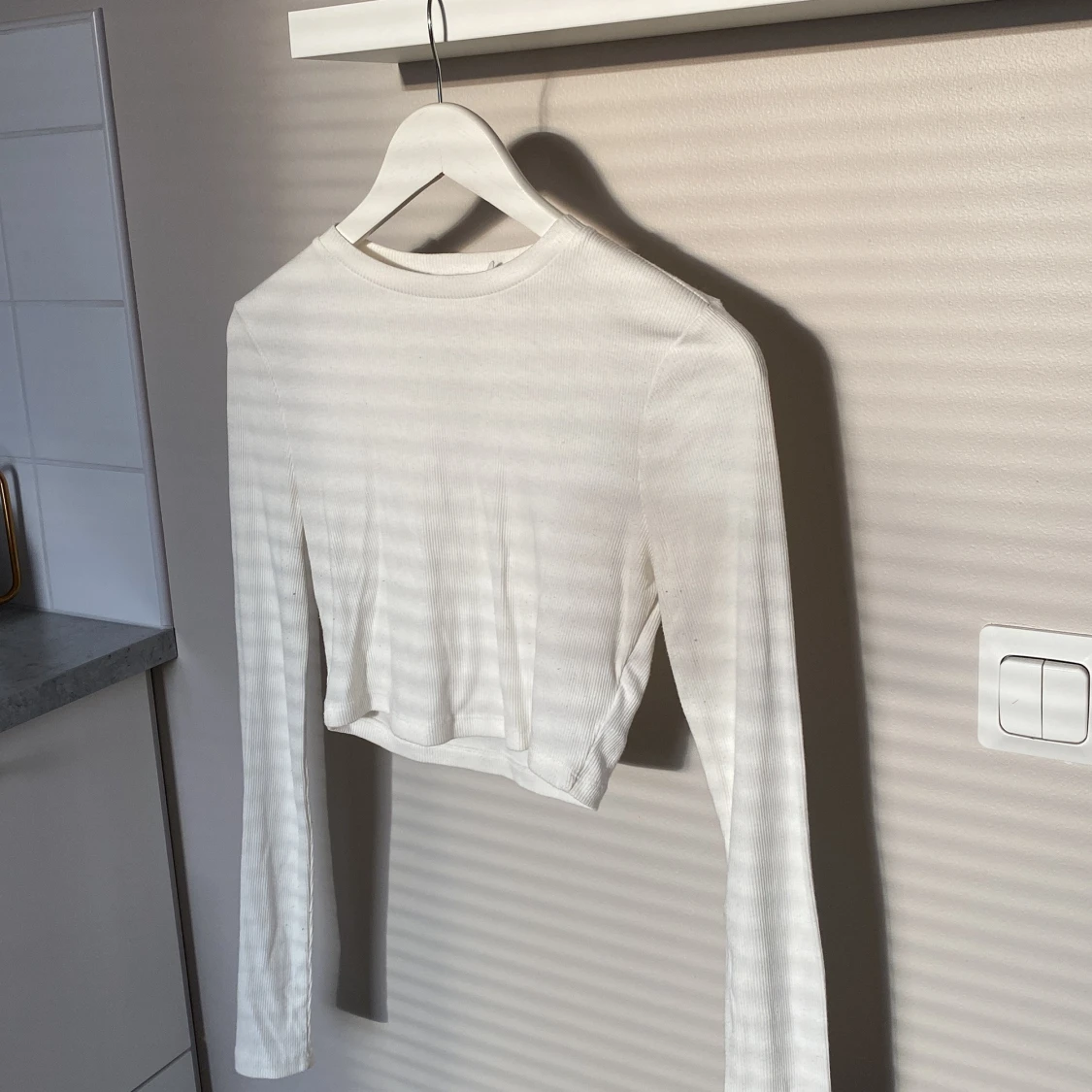 Vit croppad långärmad topp - NA-KD