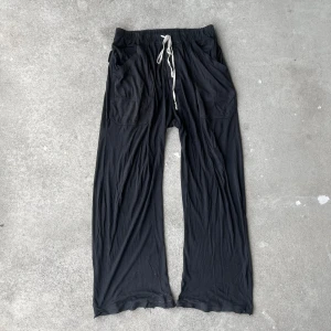 Rick Owens sweatpants - Riktigt feta Rick owens byxor. De är i ett tunt material och har därav fått en del små hål och lagningar. De är även insydda i sidosömmarna. Släpper billigt pågrund av hålen. De är markerade storlek XL men passar mer M/L