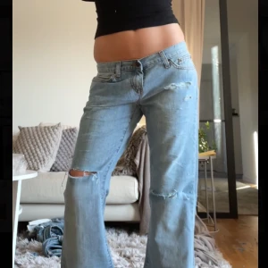  ljusblå bootcut jeans W30 L32 - Supersnygga ljusblå lågmidjade jeans med bootcut ben. Helt nya med prislapp kvar! Från: Dallas  Färg: ljusblå Storlek: W30 midjemått runt om: 76cm (CA 38cm rakt över) L32 innerbenslängd: 82cm  Jag är 167cm