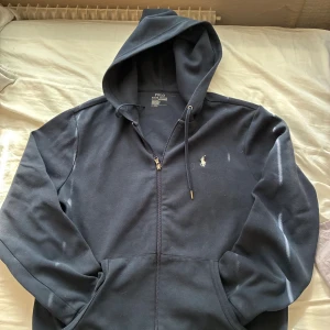 Ralph lauren hoodie - Väldigt snygg hoodie frånRalph Lauren med dragkedja och huva. Klassisk broderad logga, passar perfekt nu till hösten, nyskick