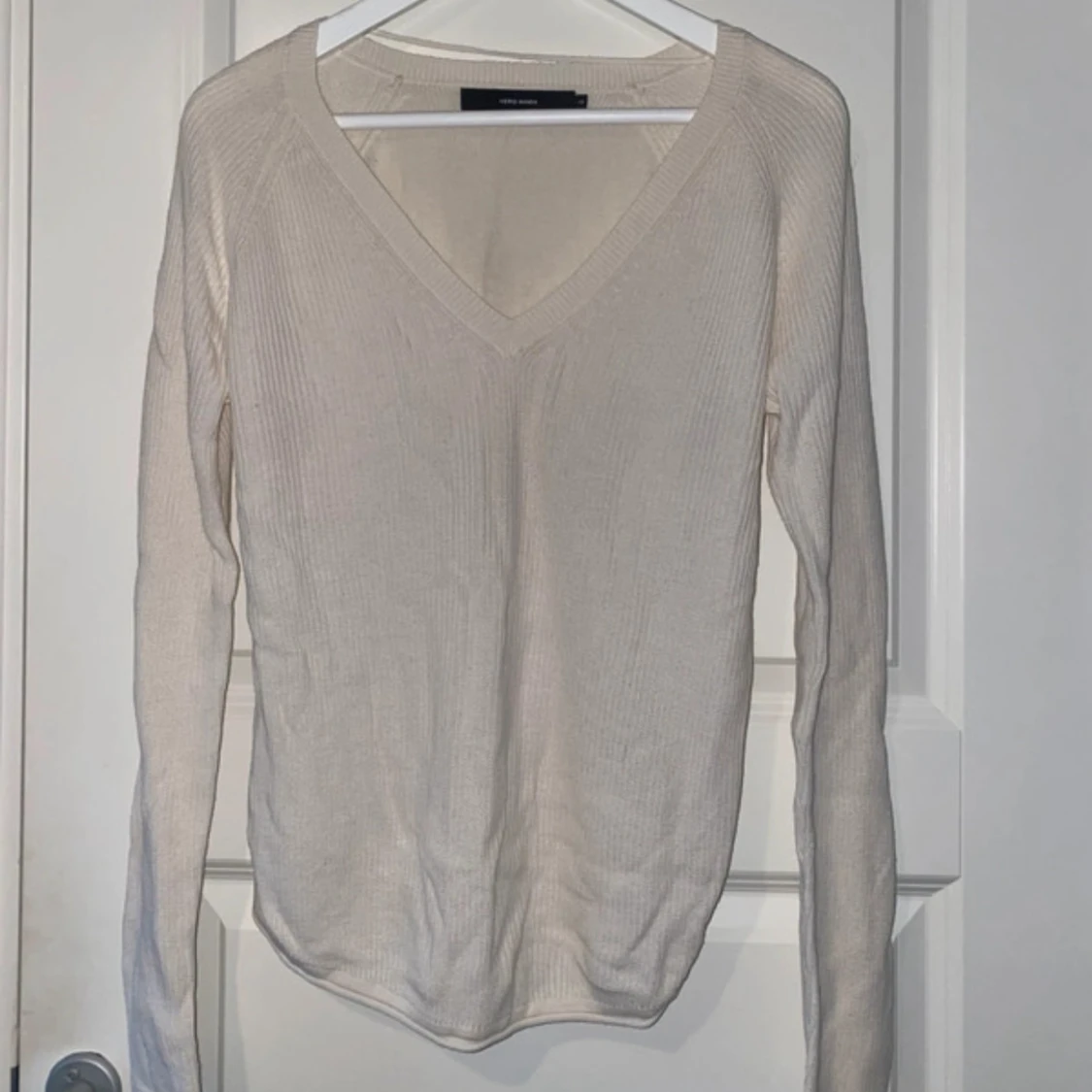 Beige v-ringad stickad tröja Vero Moda