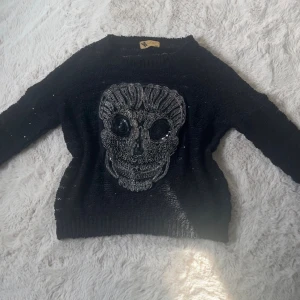 Svart stickad tröja - snygg tröja ifrån katsumi, knappt använd och är i gott skick