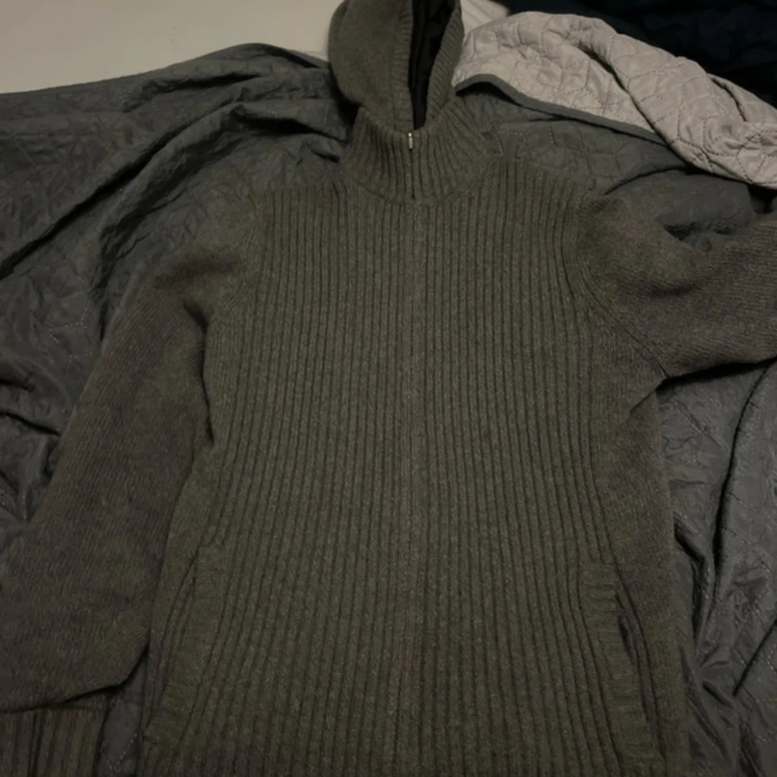 Grå ribbad hoodie från Massimo Dutti