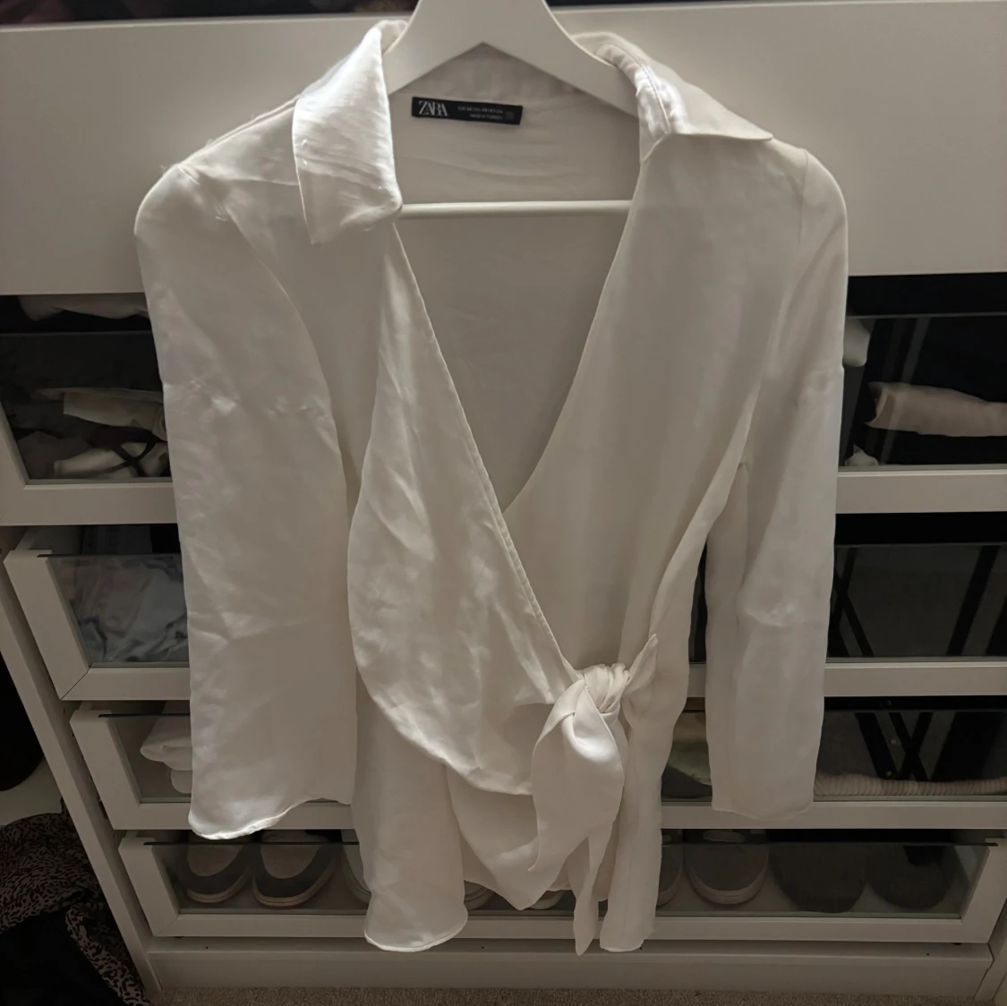 Vit omlottblus klänningen från Zara i sidenlook