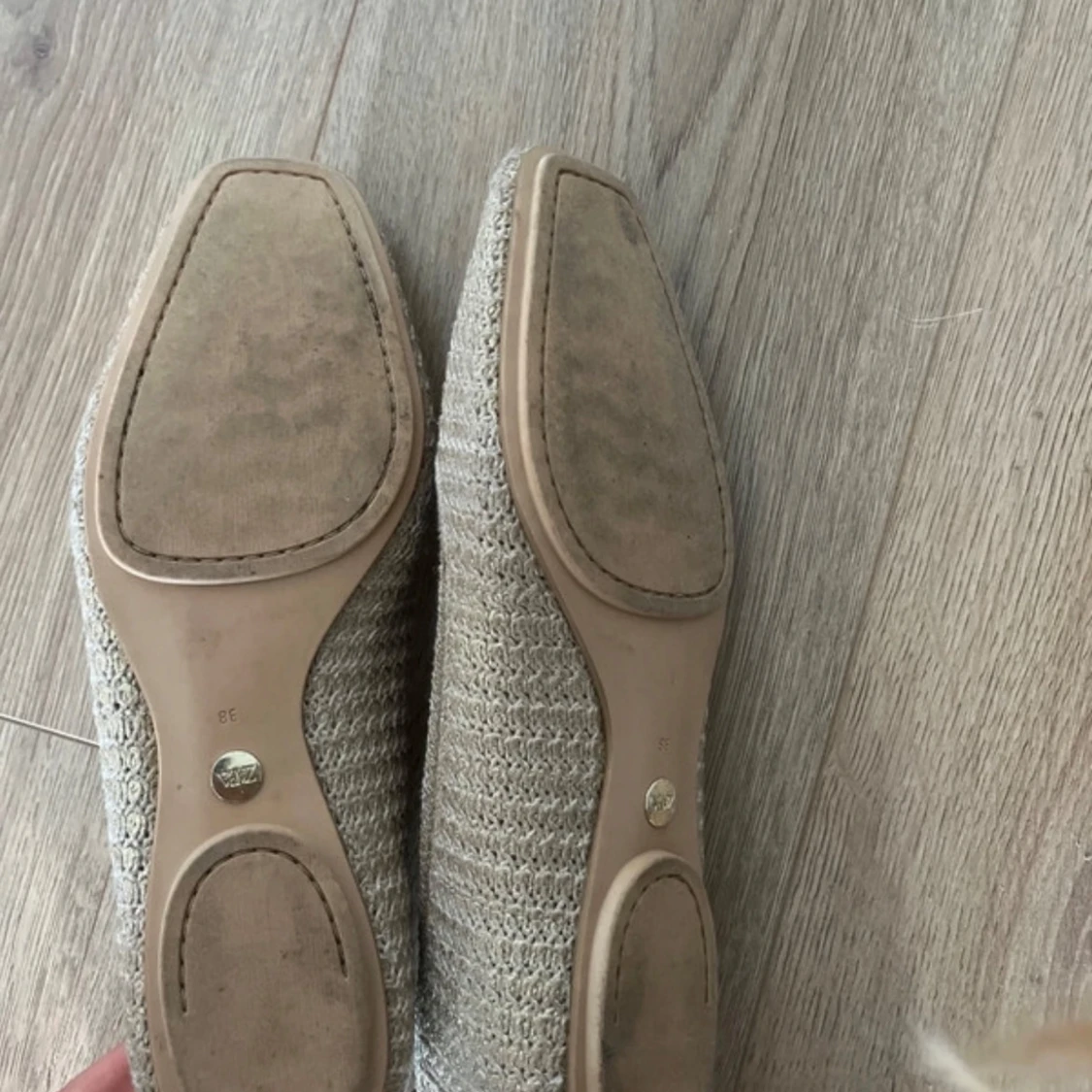 Guldiga ballerinaskor från Zara - 1