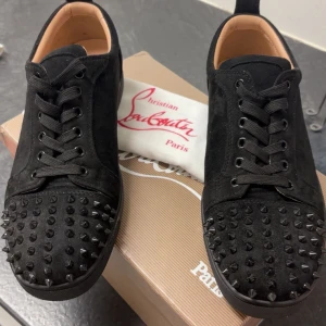 Louboutin  - Säljer mina Loubs jötte fina och sköna Tillbehöver medföljer. Lite slitna