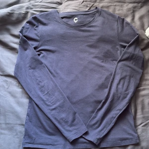 Mörkblå långärmad tröja från Cubus. - Långärmade mörkblå tröja med rund hals. 